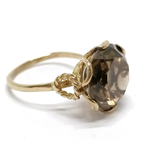 560A - 9ct hallmarked gold smoky quartz stone set ring - size Q½ & 4.4g total weight