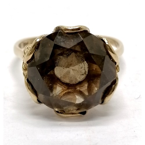 560A - 9ct hallmarked gold smoky quartz stone set ring - size Q½ & 4.4g total weight