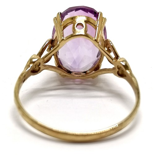 560B - 9ct hallmarked gold amethyst stone set ring with heart detail to shoulders - size Q & 2.7g total wei... 