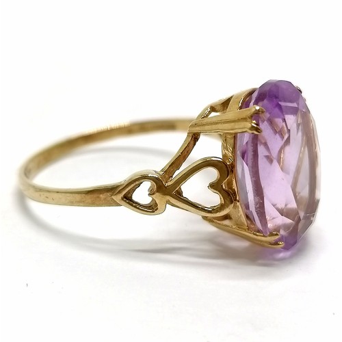 560B - 9ct hallmarked gold amethyst stone set ring with heart detail to shoulders - size Q & 2.7g total wei... 