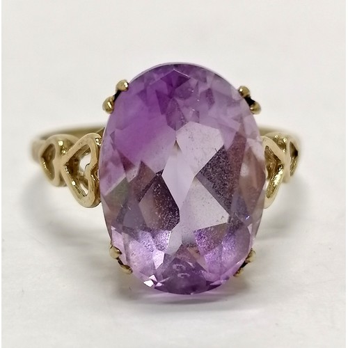 560B - 9ct hallmarked gold amethyst stone set ring with heart detail to shoulders - size Q & 2.7g total wei... 