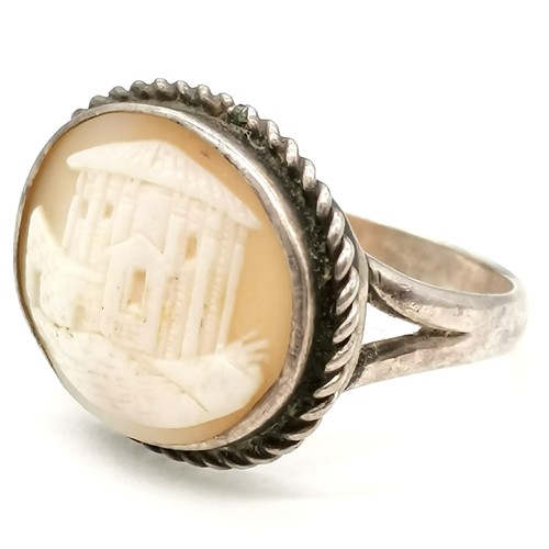 322 - Hand carved cameo ring set in unmarked silver depicting classical building - size T & 4.6g total wei... 