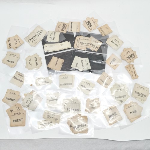 183 - Collection / lot of Great Western Railway town luggage labels for various locations mostly in the So... 