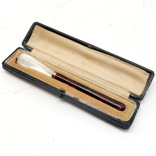 187 - Vintage Cherry Amber and mother of pearl cigarette holder in original blue leather retail box. 11 cm... 