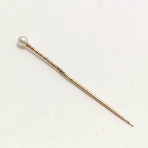 366 - Antique unmarked gold pearl set pin (in original Goldsmiths & Silversmiths box) - pin 5.2cm & 0.7g t... 