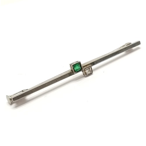 369 - Art Deco emerald & diamond set platinum bar brooch - 4.5cm & 3.3g total weight