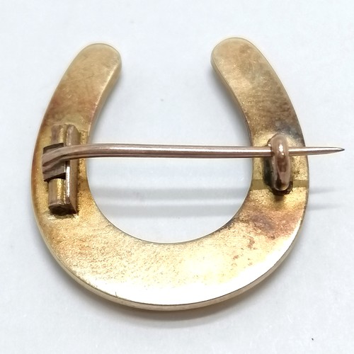 370 - Antique unmarked gold (touch tests as 15ct) horseshoe brooch set with pearls - 2.2cm drop & 4.2g tot... 