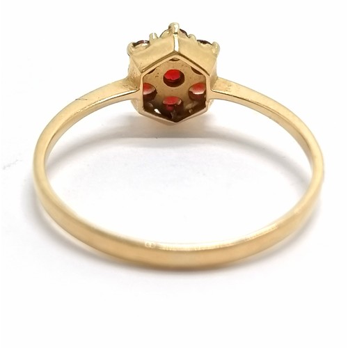 372 - 18ct marked gold garnet stone set cluster ring - size N½ & 1.4g total weight