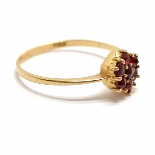 372 - 18ct marked gold garnet stone set cluster ring - size N½ & 1.4g total weight