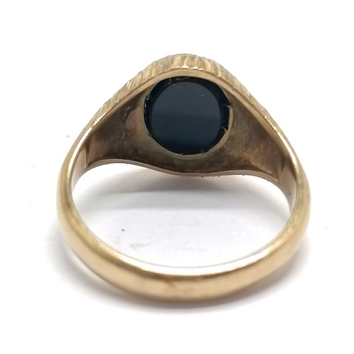 411 - 9ct hallmarked gold signet ring set with black onyx with bright cut detail around stone & shoulders ... 