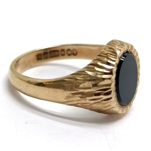 411 - 9ct hallmarked gold signet ring set with black onyx with bright cut detail around stone & shoulders ... 