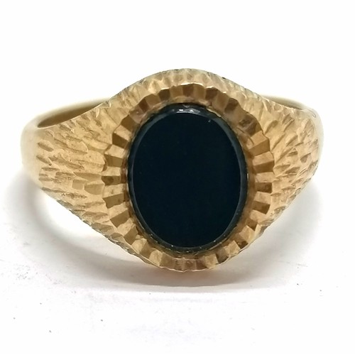 411 - 9ct hallmarked gold signet ring set with black onyx with bright cut detail around stone & shoulders ... 