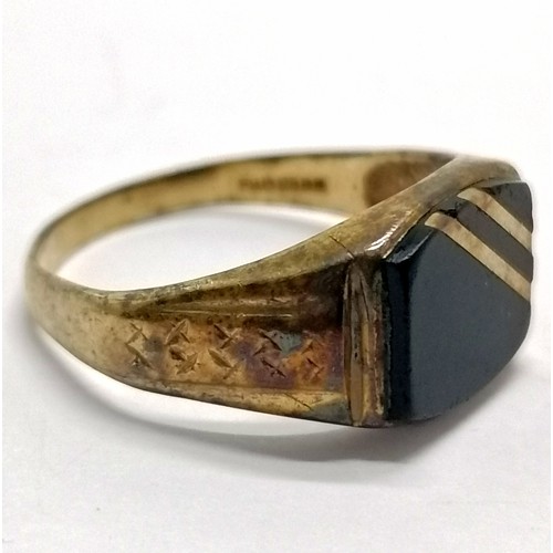 416 - 9ct hallmarked gold signet ring with black onyx inlaid with gold stripes - size V & 3.1g total weigh... 