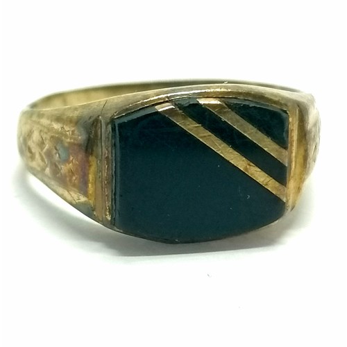 416 - 9ct hallmarked gold signet ring with black onyx inlaid with gold stripes - size V & 3.1g total weigh... 