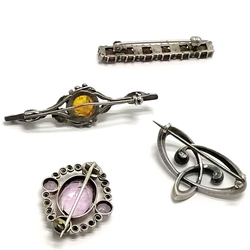 429 - 4 x silver brooches (amber unmarked (5.2cm), garnet is 835 silver) inc amethyst etc  - total weight ... 