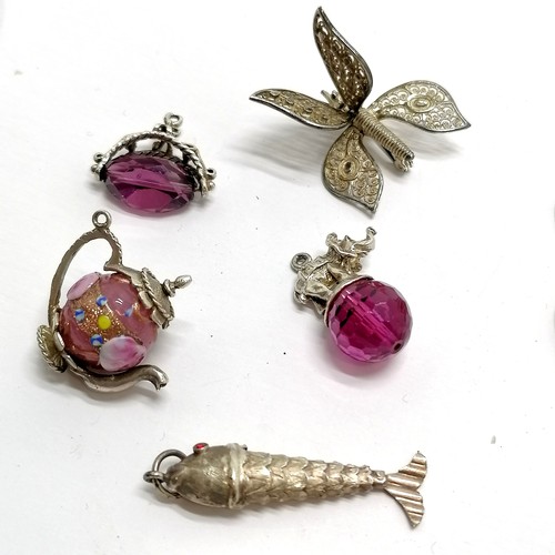 458 - Qty of unmarked silver jewellery inc filigree, Venetian glass teapot charm, articulated fish pendant... 