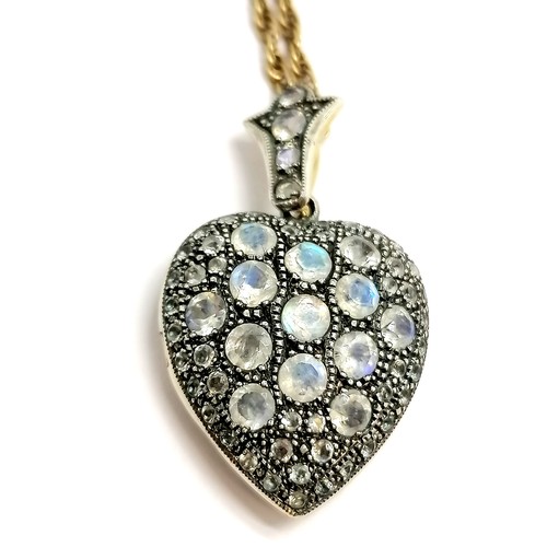 464 - Unmarked heart shaped locket pendant set with opalescent stones on a 9ct marked gold 50cm chain - to... 