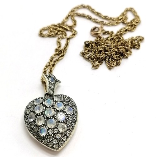 464 - Unmarked heart shaped locket pendant set with opalescent stones on a 9ct marked gold 50cm chain - to... 