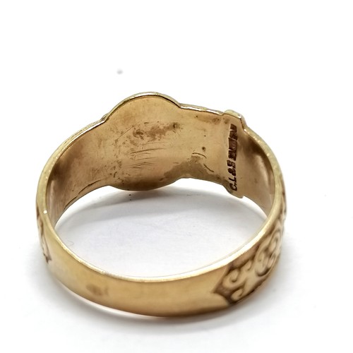 471 - 9ct hallmarked gold buckle ring - size R & 3.6g