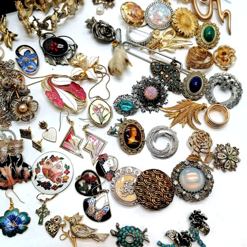 484 - Qty of costume jewellery inc enamelled, toledo ware (inc fly brooch), bangles, brooches & scarf clip... 