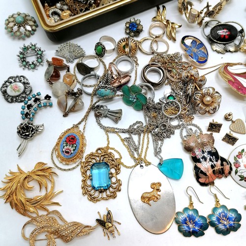 484 - Qty of costume jewellery inc enamelled, toledo ware (inc fly brooch), bangles, brooches & scarf clip... 