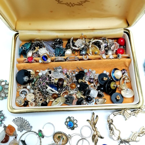 484 - Qty of costume jewellery inc enamelled, toledo ware (inc fly brooch), bangles, brooches & scarf clip... 