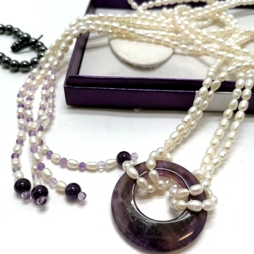 489 - 3 x boxed silver jewellery inc 2 pendants on chains & mother of pearl necklet t/w pearl / amethyst l... 