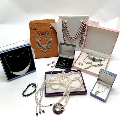 489 - 3 x boxed silver jewellery inc 2 pendants on chains & mother of pearl necklet t/w pearl / amethyst l... 