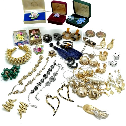 492 - Qty of costume jewellery inc Monet, Attwood & Sawyer turtle brooch, mostly vintage clip-on earrings,... 