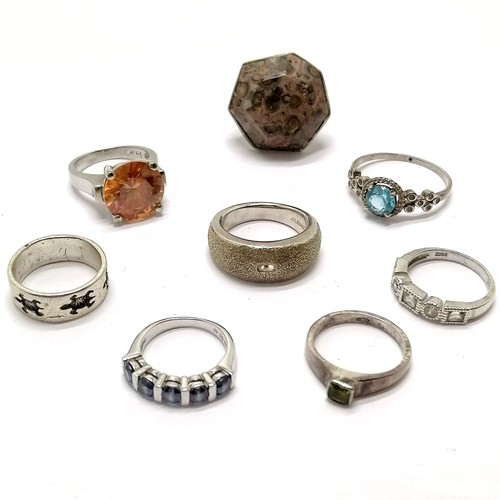 496 - 8 x silver rings inc band ring with turtle decoration, unusual hexagonal stone set, peridot etc - to... 