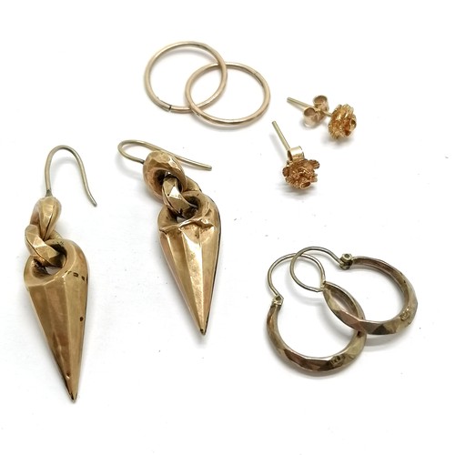 509 - 4 x pairs of gold earrings - largest antique pair are 4cm drop and a/f ~ total weight (lot) 5g