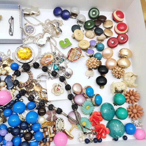 517 - Qty of costume jewellery inc silver bow brooch, clip on-earrings etc