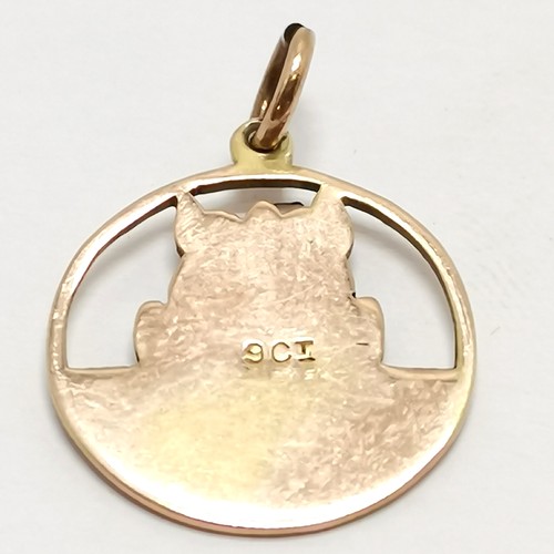 522 - 9ct marked gold black & white cat pendant with enamel detail - 1.5cm diameter & 1g total weight