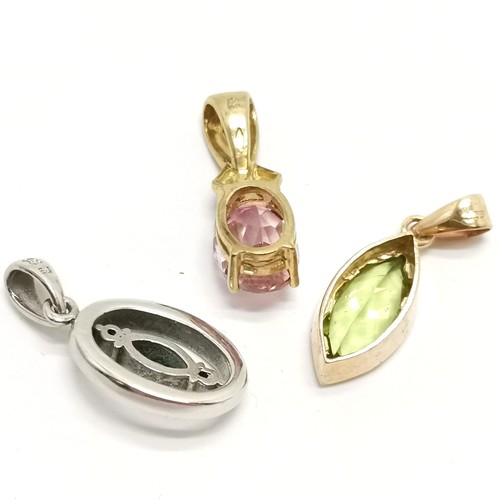 528 - 3 x 9ct hallmarked gold stone set pendants inc peridot (1.5cm drop) ~ total weight 3.4g