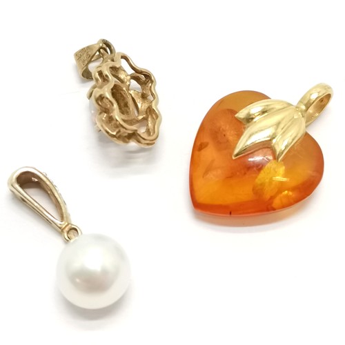 531 - 3 x gold pendants inc 18ct gold amber heart (2cm drop), 9ct diamond and pearl & 9ct gold opal pendan... 