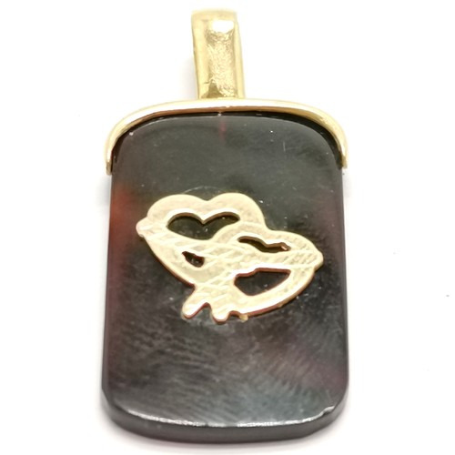 537 - 18ct hallmarked gold tortoiseshell pendant with applied unmarked double heart detail - 3.5cm drop & ... 