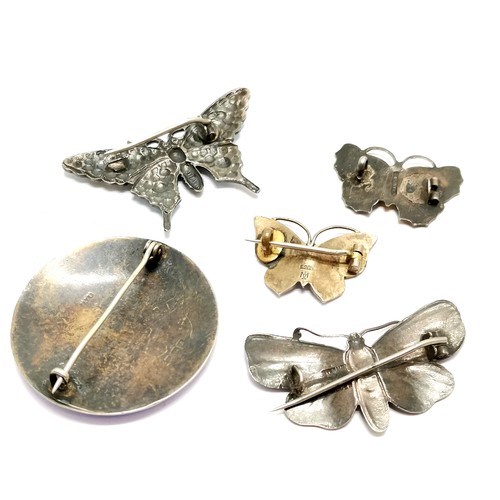 541 - 5 x silver enamel brooches inc circular (3.8cm) & 4 butterflies ~ all a/f and total weight 27.6g