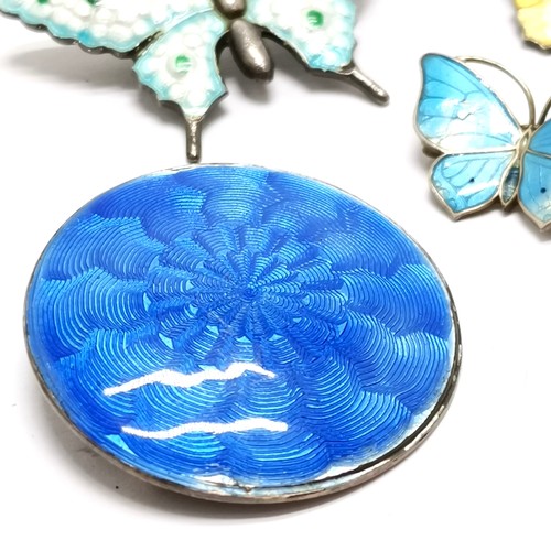 541 - 5 x silver enamel brooches inc circular (3.8cm) & 4 butterflies ~ all a/f and total weight 27.6g