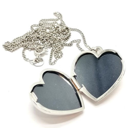 548 - 9ct hallmarked white gold heart shaped locket pendant on a 9ct hallmarked white gold 48cm chain - 5.... 