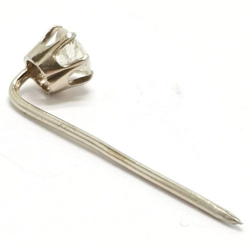 550 - Unmarked white gold pin set with a diamond (approx 4.6mm diameter & 0.38ct) - 2.8cm long & 0.6g tota... 