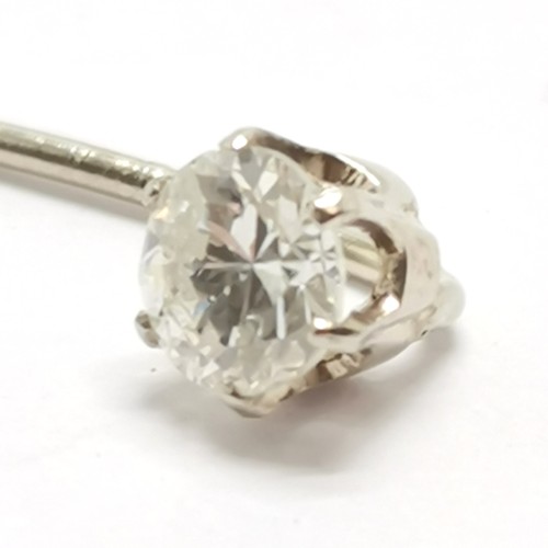 550 - Unmarked white gold pin set with a diamond (approx 4.6mm diameter & 0.38ct) - 2.8cm long & 0.6g tota... 