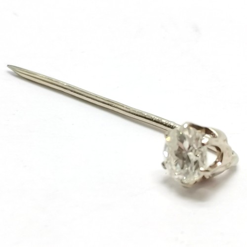 550 - Unmarked white gold pin set with a diamond (approx 4.6mm diameter & 0.38ct) - 2.8cm long & 0.6g tota... 