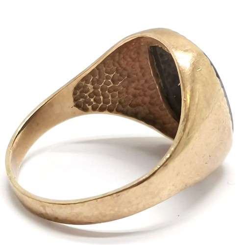 551 - 9ct hallmarked gold signet ring set with hematite centurion - size Q & 3.8g total weight