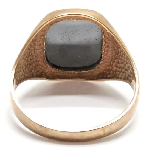 551 - 9ct hallmarked gold signet ring set with hematite centurion - size Q & 3.8g total weight