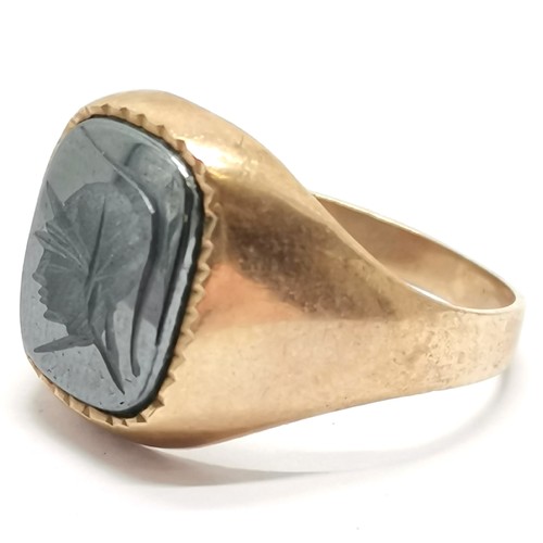 551 - 9ct hallmarked gold signet ring set with hematite centurion - size Q & 3.8g total weight