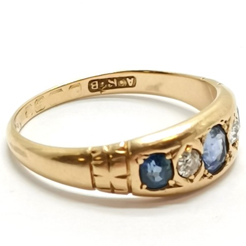 554 - Antique 18ct hallmarked (marks rubbed) gold cornflower sapphire & diamond gypsy stone set ring - siz... 