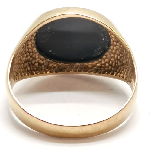 556 - 9ct hallmarked gold signet ring with black onyx oval panel - size M½ & 3.1g total weight