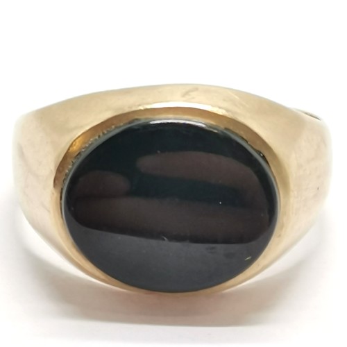 556 - 9ct hallmarked gold signet ring with black onyx oval panel - size M½ & 3.1g total weight