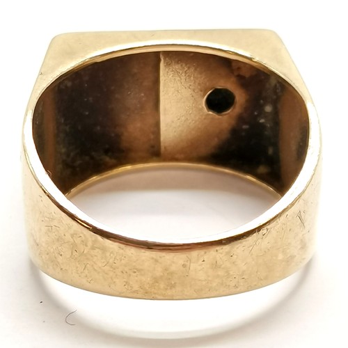 557 - 9ct hallmarked gold gents signet ring with black onyx panel and reeded panel to front - size U½ & 8.... 