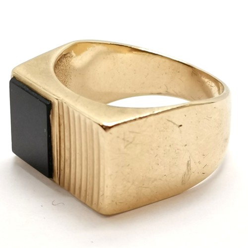 557 - 9ct hallmarked gold gents signet ring with black onyx panel and reeded panel to front - size U½ & 8.... 